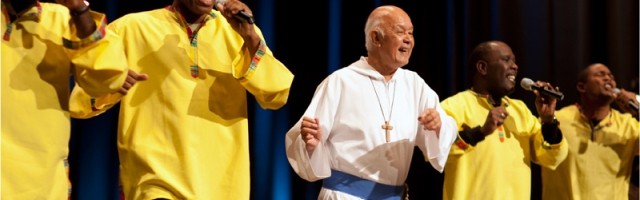 El padre Richard Ho Lung en una de sus representaciones musicales... dan esperanza, dice, y fondos para los pobres