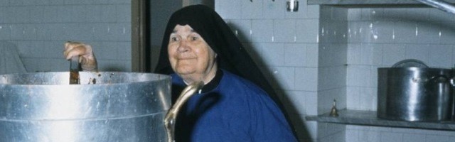 Madre Esperanza, ya anciana, entre ollas y fogones