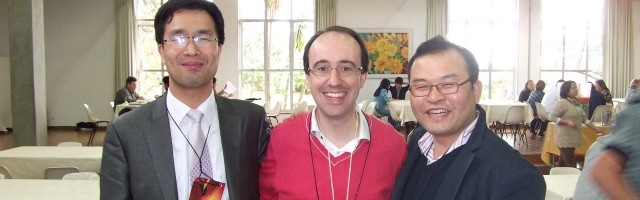 Josep Maria Amorós, en el centro, con dos colegas coreanos... clientes y proveedores forman parte de la lógica cristiana del don