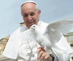 Francisco con una paloma, símbolo de la paz que quiere impulsar