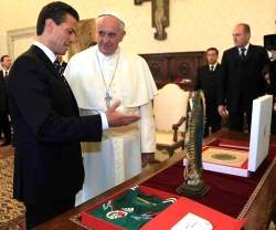 Enrique Peña Nieto regala al Papa Francisco una camiseta firmada de la selección mexicana y una imagen de la Guadalupana
