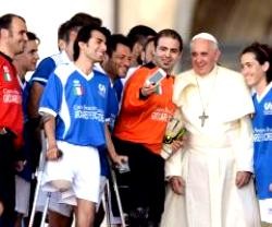 El Papa se hace un selfie con unos deportistas con discapacidades