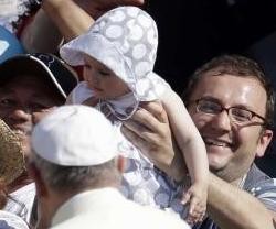 Cuando el Papa abraza o besa niños pequeños, se refleja algo de la relación del Padre con sus hijos