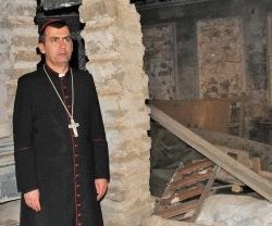 El obispo Emil Shimun -Emilio Simón- Nona contempla destrozos en una iglesia - la foto no es reciente