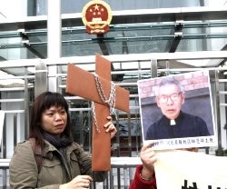 Manifestación en Hong Kong -donde hay algo más de libertad que en el resto de China- por los obispos y sacerdotes detenidos