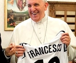 Francisco con una camiseta de fútbol que lleva su nombre y sus colores papales