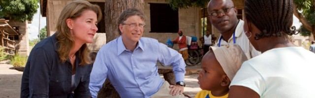 Bill y Melinda Gates en África intentando entender -fuera de su despacho- cómo funciona allí la maternidad, la natalidad y la familia