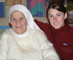 La hermana Mary Paule Tacke con una voluntaria - ha trabajado con niños pobres y abandonados hasta el último momento