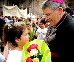 El arzobispo Braulio con unos niños en la gran fiesta del Corpus en la que se vuelca todo Toledo