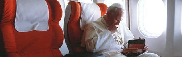Juan Pablo II no llegó a ser piloto, como quería de niño, pero voló miles de horas y viajó por todo el mundo