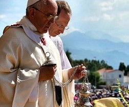 El Papa bendice el altar antes de su misa calabresa.