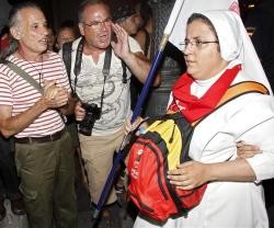 Unos cristianófobos insultan a una monja peregrina en la JMJ Madrid 2011