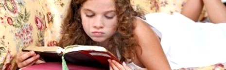 Una niña lee la Biblia... la Escritura no debe ser inaccesible a nadie y da una visión nueva de las cosas