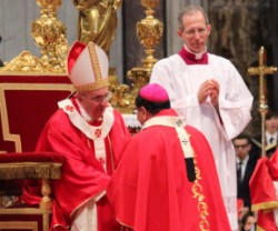 Francisco entrega el palio blanco a un arzobispo - esta ceremonia suele celebrarse en San Pedro y San Pablo, signo de unidad con los apóstoles