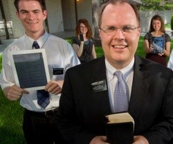 Los misioneros mormones ahora tienen su versión retocada de la Biblia -o sus versículos preferidos de otras versiones- ya seleccionados en la tablet