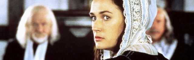 Demi Moore, con 32 años, protagoniza la película de 1995 de La Letra Escarlata; la novela es de 1850, y está ambientada entre los puritanos del s.XVII
