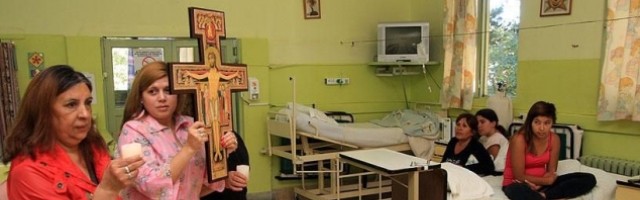 Cruz itinerante que el Papa Francisco bendijo y entregó a los jóvenes de Argentina, en un hospital de este país