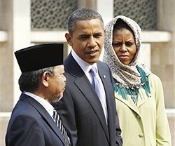 Obama y su mujer, en Yakarta con el imán Haji Mustapha Ali Yaqub.