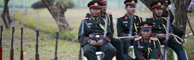 Soldados de una guardia de honor de Laos -país comunista sin libertad religiosa real- esperan su momento en una ceremonia solemne