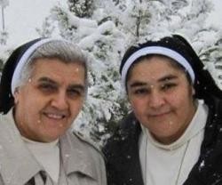 Una foto invernal de las dos monjas liberadas: han pasado 17 días secuestradas por los yihadistas