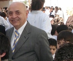 Marco Vargas, visitando una escuela cuando era embajador tico en Uruguay - ahora está destinado a la Santa Sede