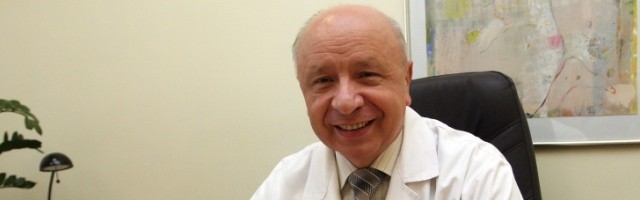 El doctor Bogdan Chazan, ginecólogo, asesor en demografía, director de hospital, voluntario en maternidades en África... acosado por no implicarse en abortos