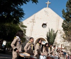 La cruz sobre la parroquia católica de Gaza, en un encuentro de scouts católicos antes de la guerra