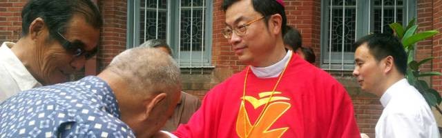 Tadeo Ma Daqin recibe las felicitaciones de los fieles, el día que fue ordenado obispo... poco antes de ser arrestado, ese mismo día