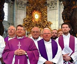 Keith Newton, cabeza del Ordinariato, durante una visita a la basílica de San Pedro con otros sacerdotes miembros.