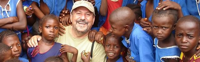 José Luis Garayoa, sacerdote misionero de los agustinos recoletos, en su misión en Sierra Leona