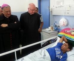 El Patriarca Twal visita el hospital católico San José de Jerusalén - atienden 25 heridos de guerra, casi todos musulmanes, uno es cristiano