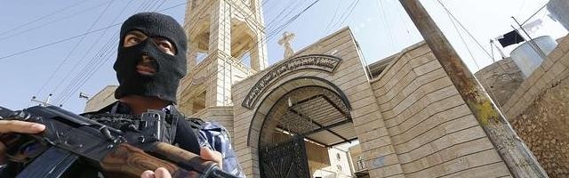 Soldado de seguridad irakí ante una iglesia de la ciudad de Bartala