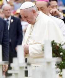El Papa Franscico reza en el cementerio de «los no nacidos» en Corea del Sur