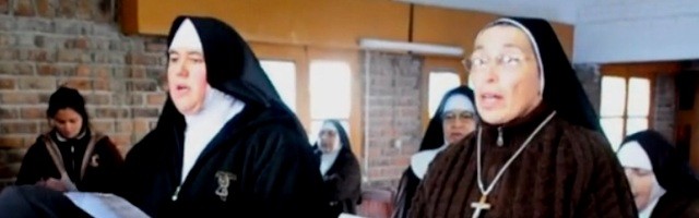 Las clarisas capuchinas de Canelones, Uruguay, cantando en misa - es difícil suscitar vocaciones en el país más secularizado de Hispanoamérica