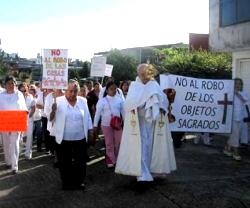 El párroco y los católicos de Huauchinango salen con el Santísimo a las calles en protesta contra la violencia y profanaciones