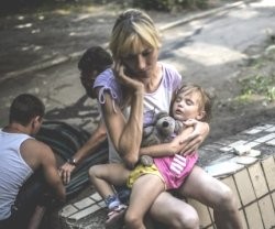 Una familia desplaza en Donetsk, zona oriental de Ucrania que concentra más combates