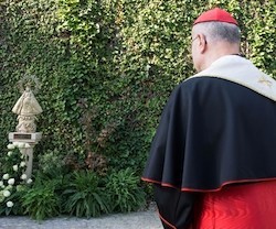 El cardenal Tarcisio Bertone fue el encargado de bendecir la imagen de la patrona de Cuba en los Jardines Vaticanos.