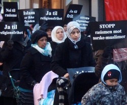 Una manifestación denuncia racismo contra los musulmanes noruegos