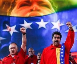 Maduro, en chándal con los colores venezolanos, fomenta el culto y casi deificación de su predecesor