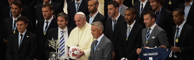 Los futbolistas del Partido por la Paz con el Papa Francisco, con el trofeo con forma de olivo, símbolo bíblico de reconciliación