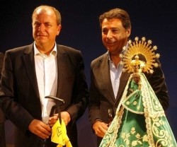 Monago, presidente de Extremadura, a la izquierda, con Ignacio González, presidente de la comunidad de Madrid, y la Virgen de Guadalupe extremeña