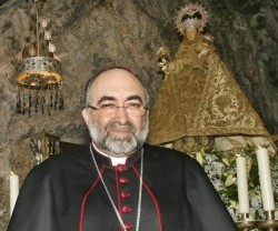 El arzobispo Sanz, de Oviedo, con la Virgen de Covadonga, llamada La Santina en Asturias