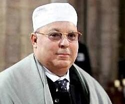 Dalil Boubakeur es el rector de la Gran Mezquita de París - se pide que este viernes las mezquitas francesas oren por los cristianos amenazados
