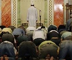 Musulmanes en oración ante el mihrab de una mezquita