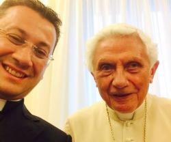 Este es el segundo selfie conocido de Benedicto XVI - no es habitual quedar bien en un selfie