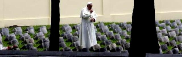 El Papa Francisco ora en el cementerio austrohúngaro de Fogliano, lleno de caídos en la Primera Guerra Mundial