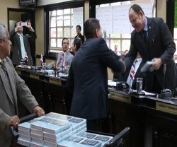 El diputado de Costa Rica repartiendo biblias en la sesión del Congreso