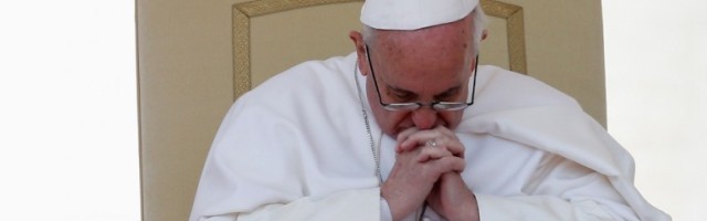 El Papa Francisco con frecuencia llama a gente atribulada o en duelo, les consuela y ofrece sus oraciones