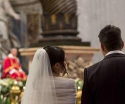 El Papa casó a 20 matrimonios y les propuso a Jesús como medicina para los retos de la vida