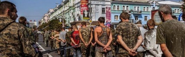 En Donetsk, controlado por los separatistas pro-rusos, organizaron este desfile en agosto con sus prisioneros para someterlos a insultos y vejaciones